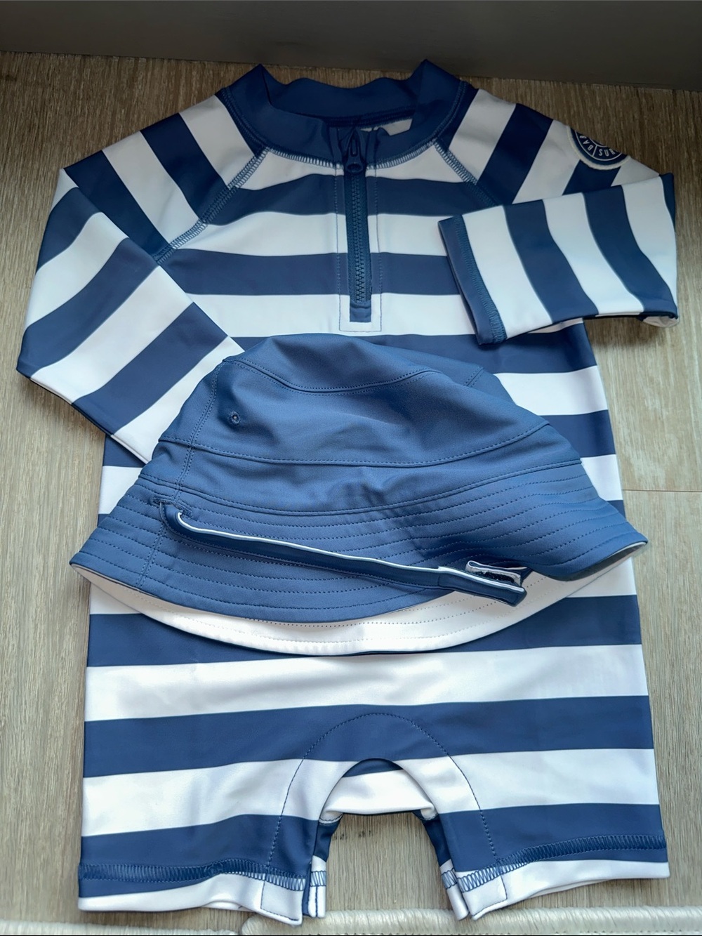 Baby Gap Striped Navy&White Kids Rash Guard Swimsuit with Sun Hat 6-12 mths
